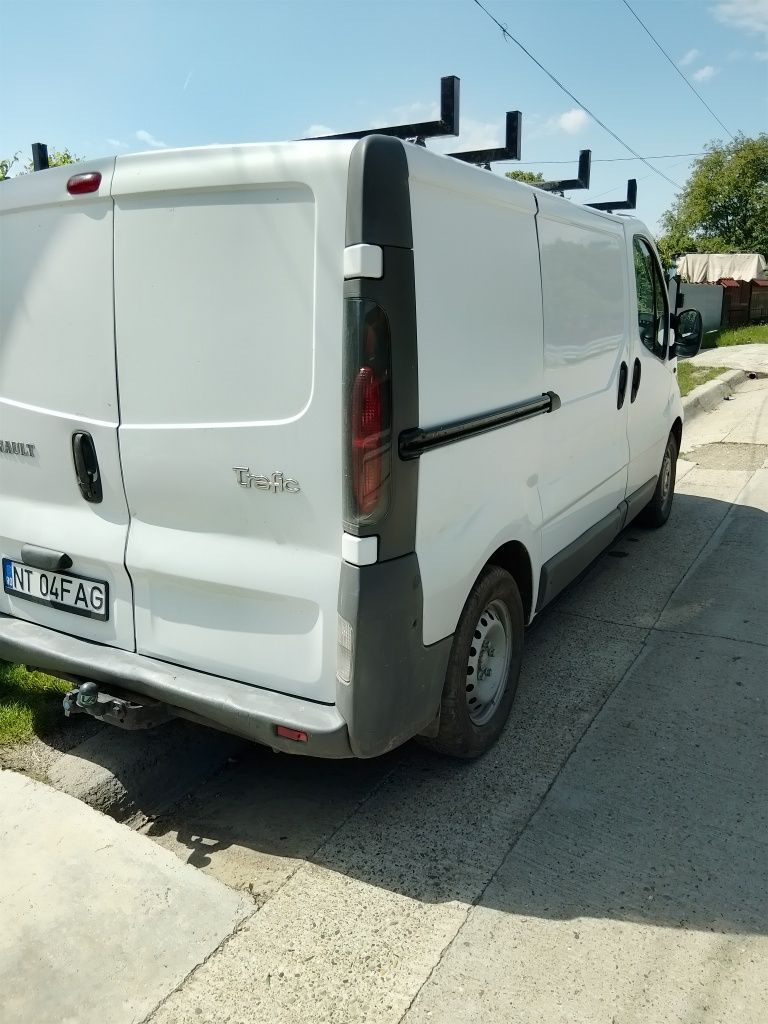 Vând Renault Trafic