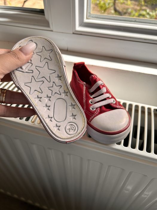 Tenesi bebelusi rosii