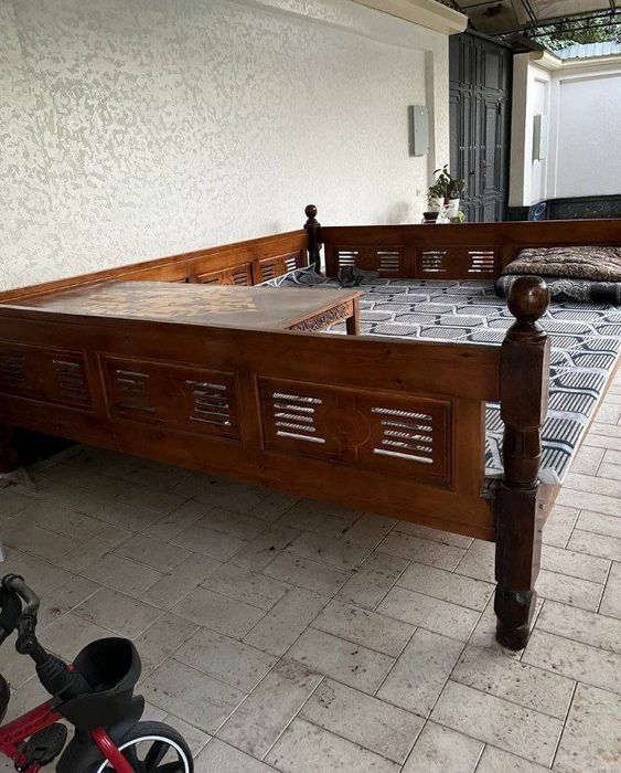 Kravat sotiladi hovli uchun