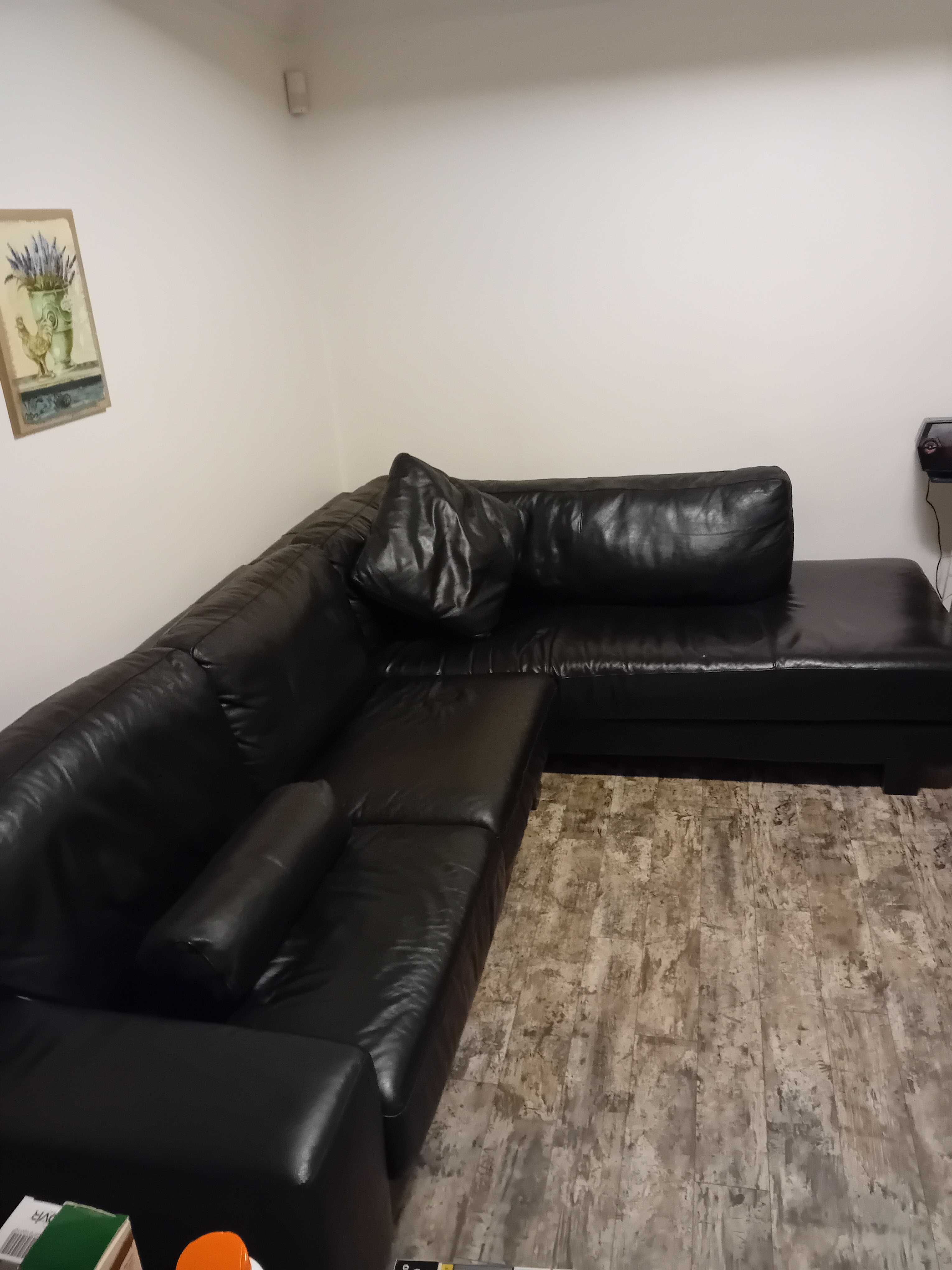 Продавам ъглов диван и фотьойл на фирмата Simpo Vranje .
