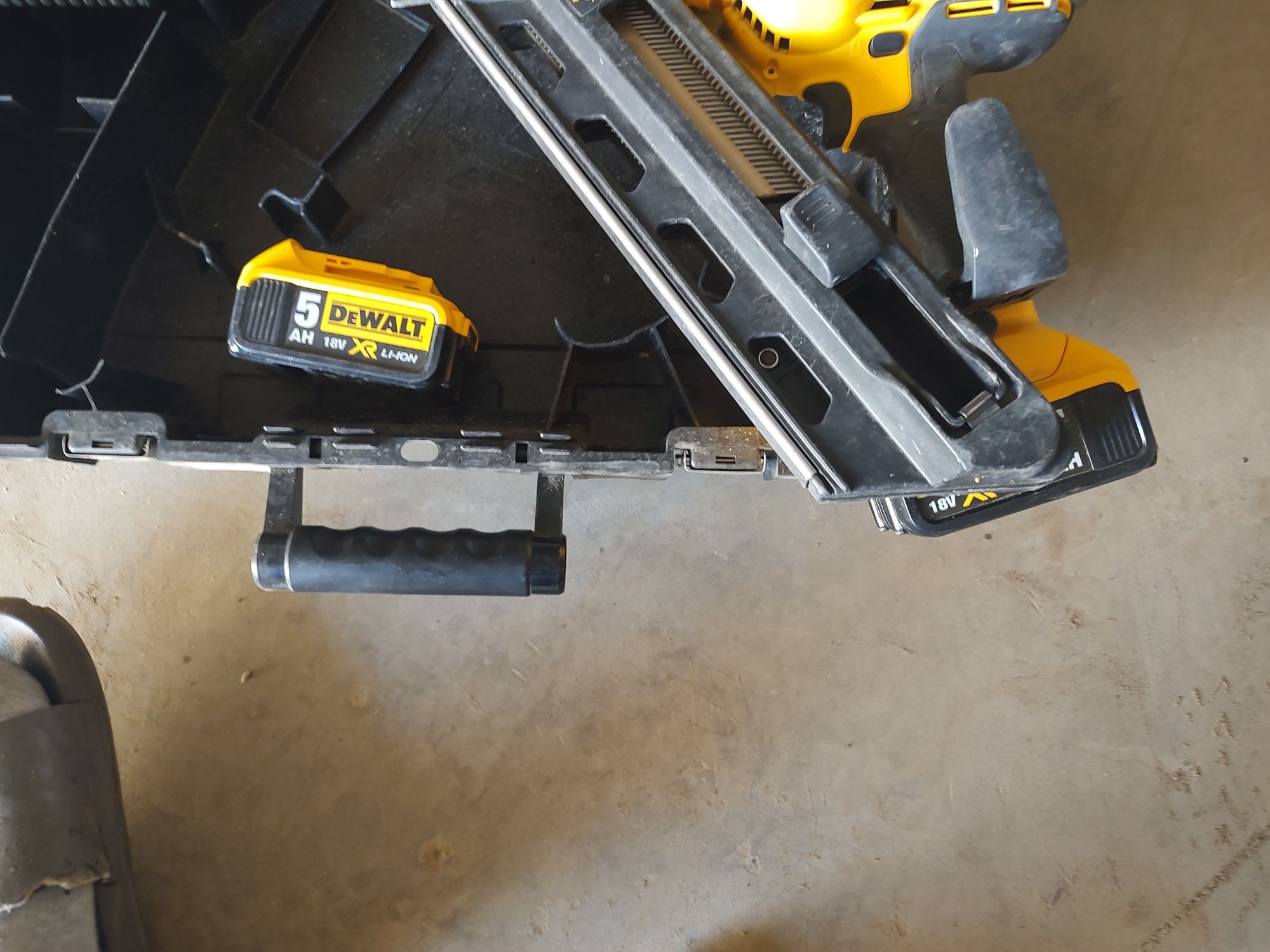 Pistol de cuie pentru lemn DeWalt