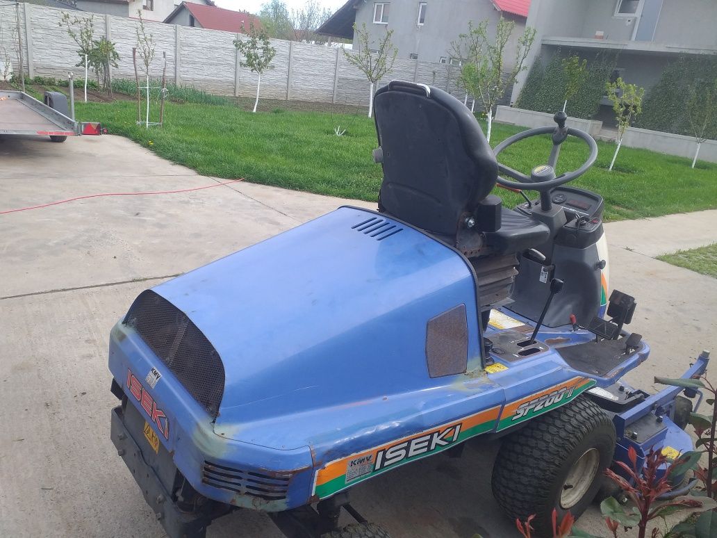 Tractoras tuns iarba