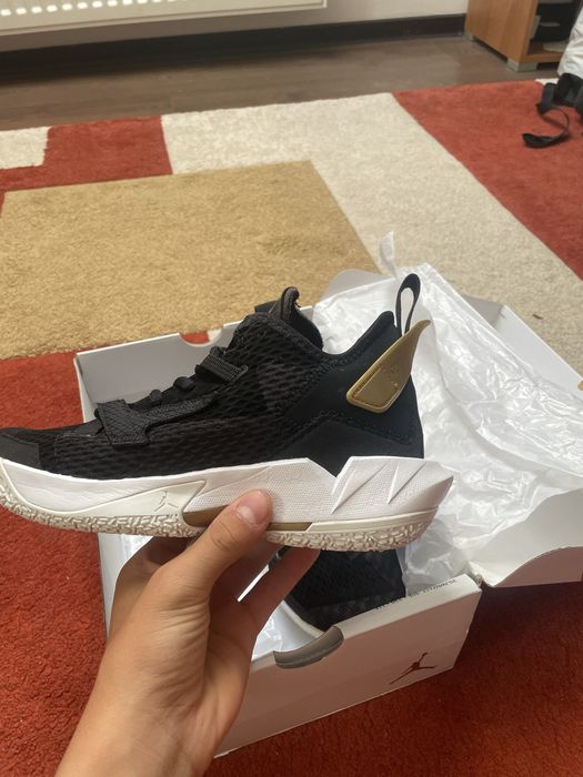 !Vand adidasi de baschet nepurtati!