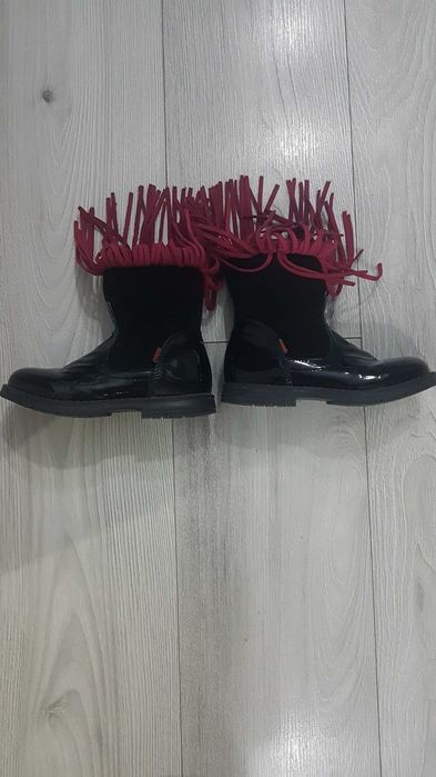 Ghetute deosebite din piele lacuita, marimea 29