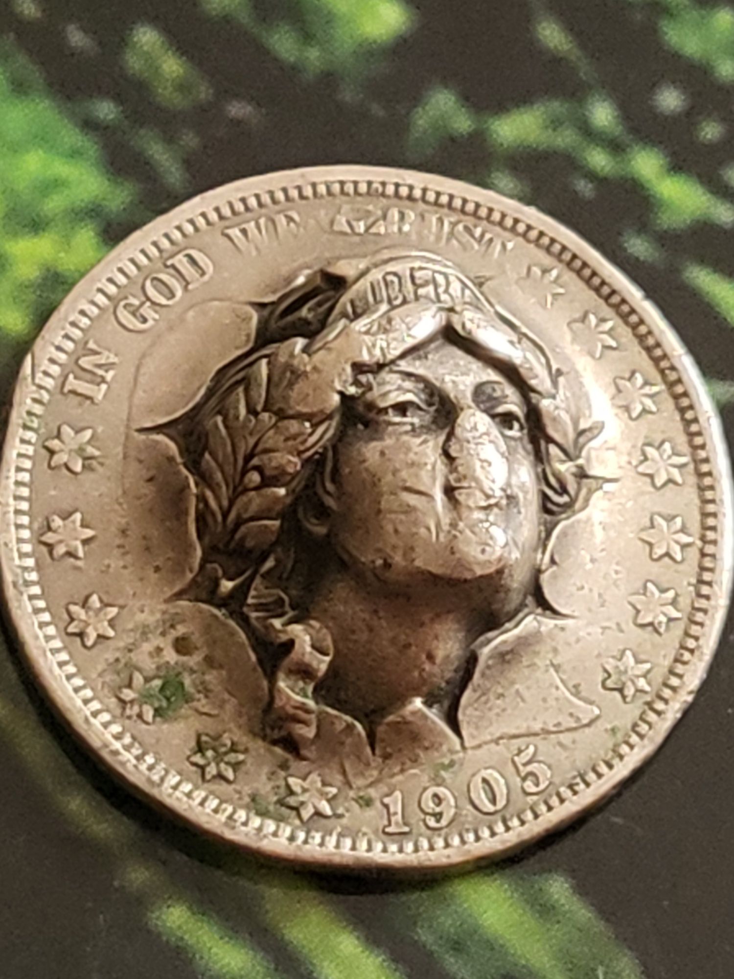 Moneda argint un dolar cu cap de regina în relief.