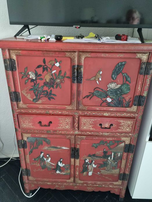 Dulap  original din lemn  de cires masiv cu motive din metal