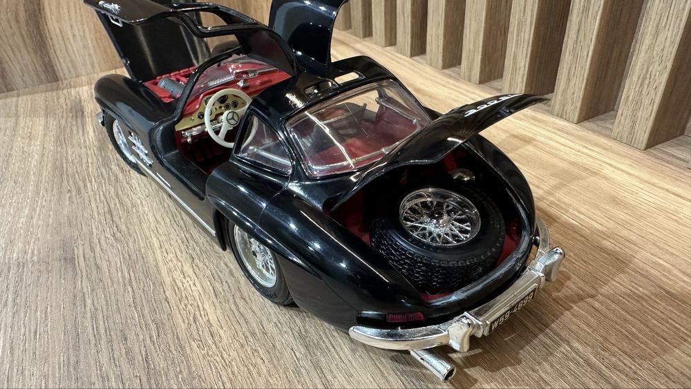 Колекционерски 1:18 Mercedes 300SL и Jaguar