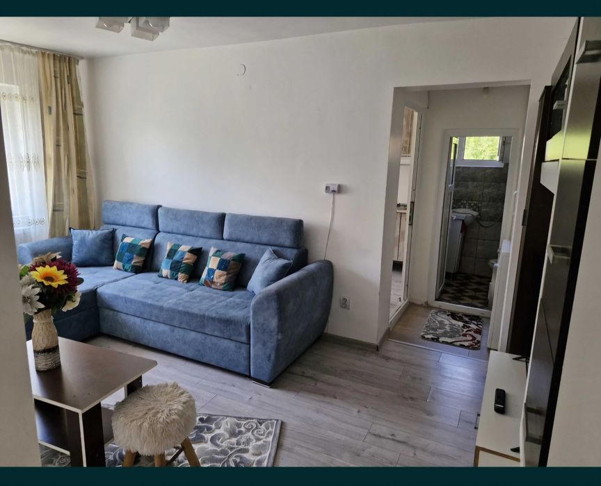 GARSONIERĂ/ Etajul 1, aproape de Piața 1 Mai, micro 8.