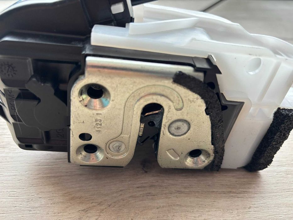 Kia Ceed 1.6CRDI части (брава и дръжка задни врати)