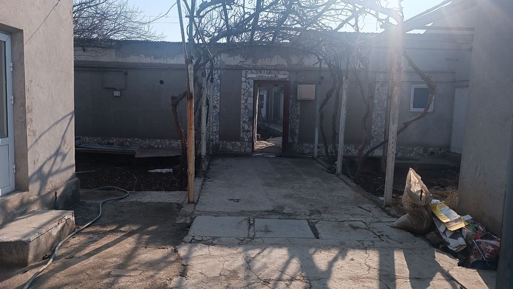 8 sotixlik uy sotiladi, Baraxolka bozor yonida, 6 xona 3 ta daliiz