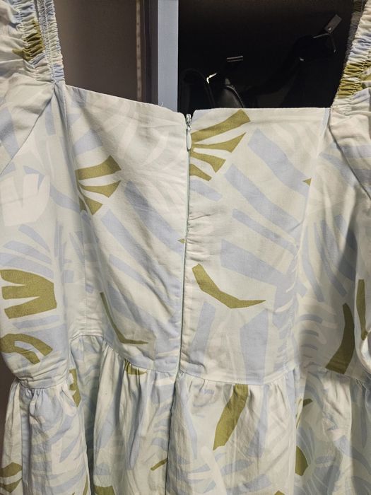 Лятна рокля с лек, ефирен плат и флорален принт