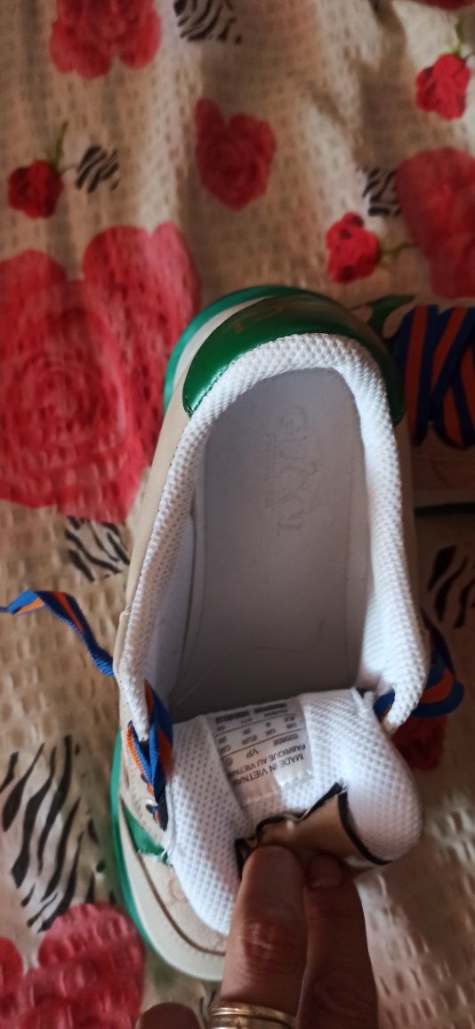 Adidași detalii in privat