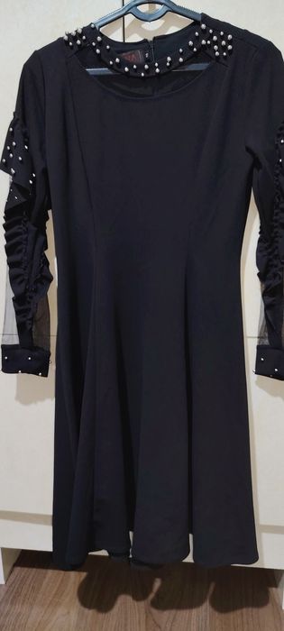 Qora koylak uzunligi tizzadan