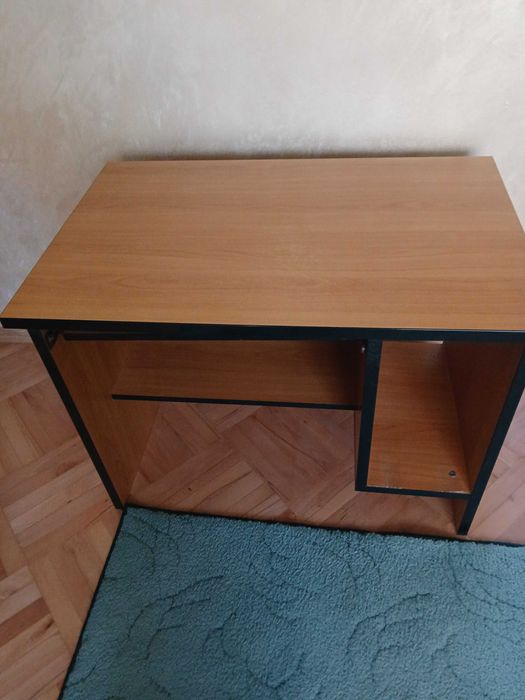 Практично компютърно бюро – идеално за офис или дом“