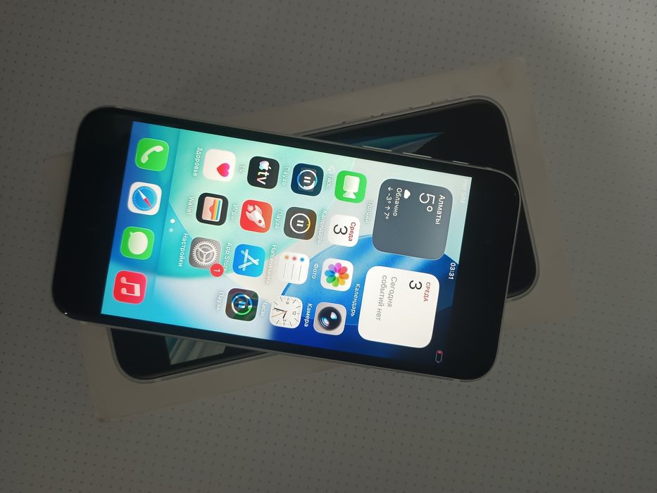 продам айфон се  64гб