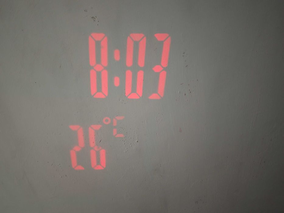 Часовник прожектиращ часа и температурата на тавана има и аларма