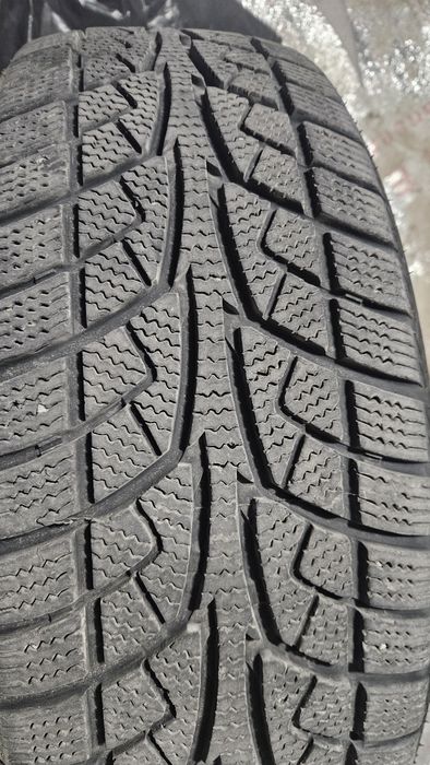 Зимние шины почти новый один сезон ездил