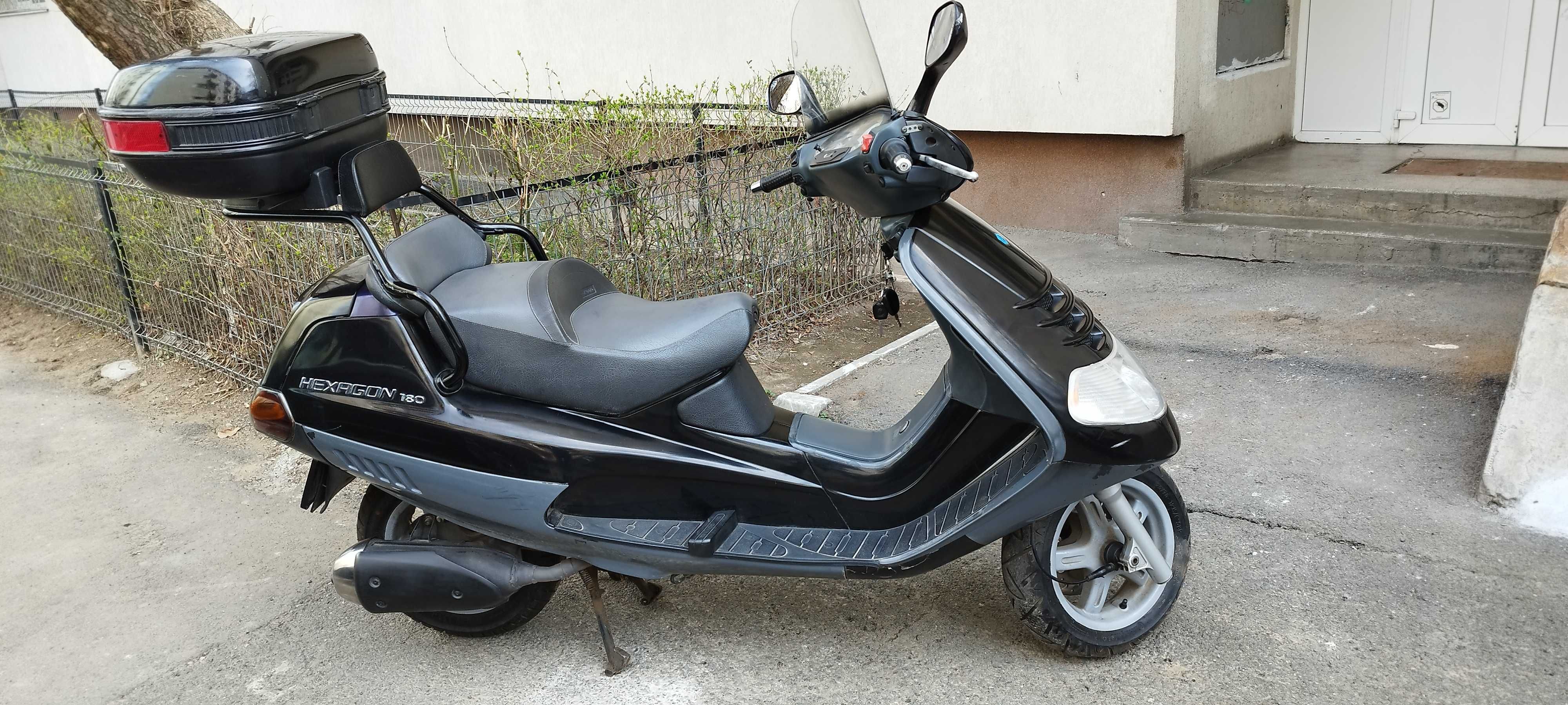 De vanzare maxiscuter PIAGGIO Hexagon 180cc