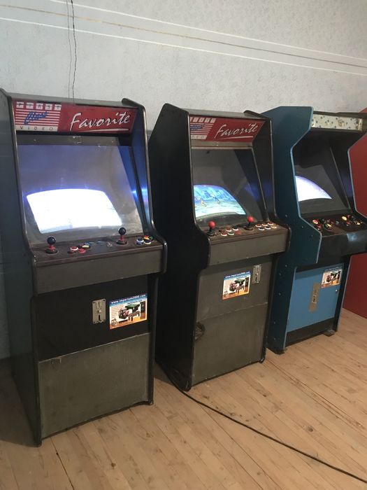 Продавам електронни игри.