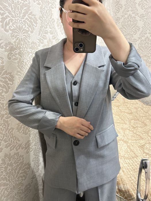 Классическая тройка: пиджак, жилет, брюки.