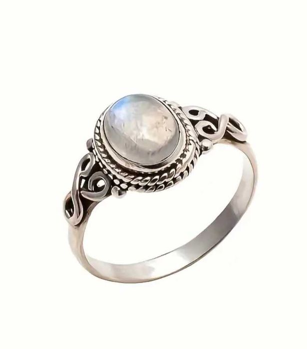 Красив пръстен с лунен камък във Викториански стил
