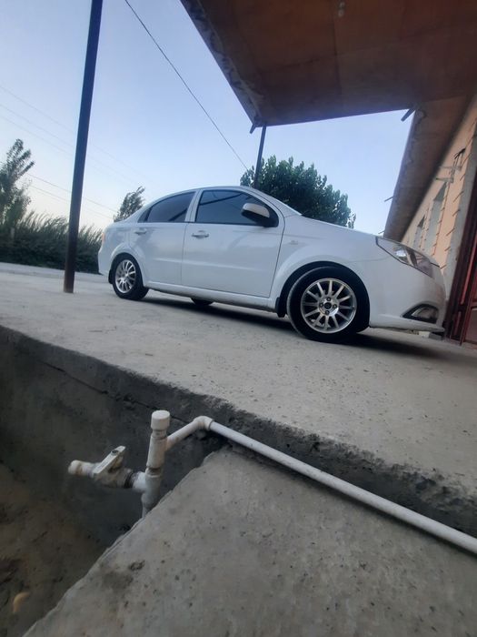 Nexiya 3 R sotiladi