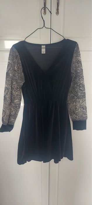 Rochie din catifea cu maneci din dantela