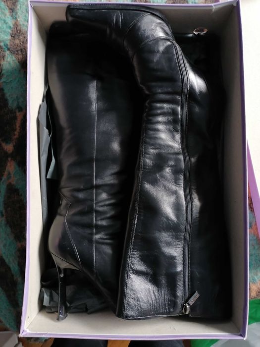 Cizme din piele naturală de calitate.