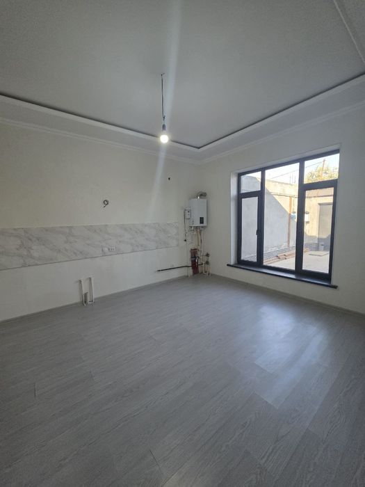 Кибрай Бурота махалла янги уй 3 хона 2,3 сотих .