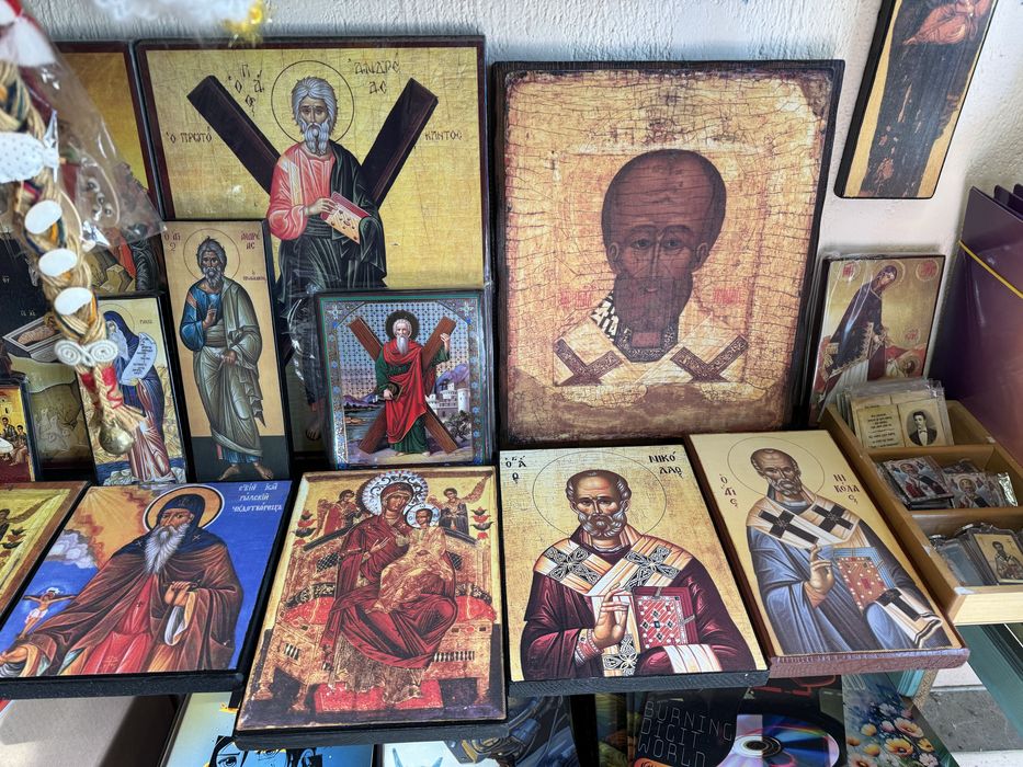 Икони ръчно правени на платно и хартия