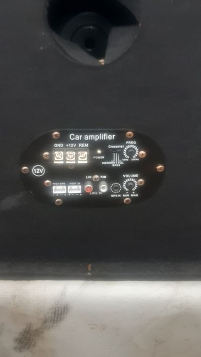 Бас каса с осиловател