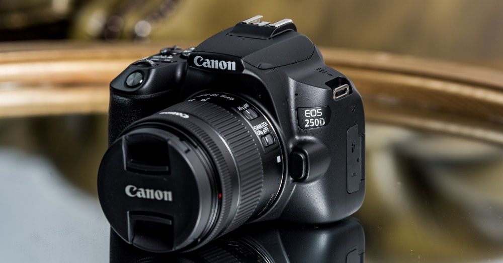 Продаю Canon EOS 250D + объектив 18–55mm kit + сумка,микрофон,штатив