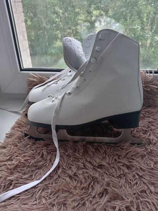 Коньки фигурные,женскии