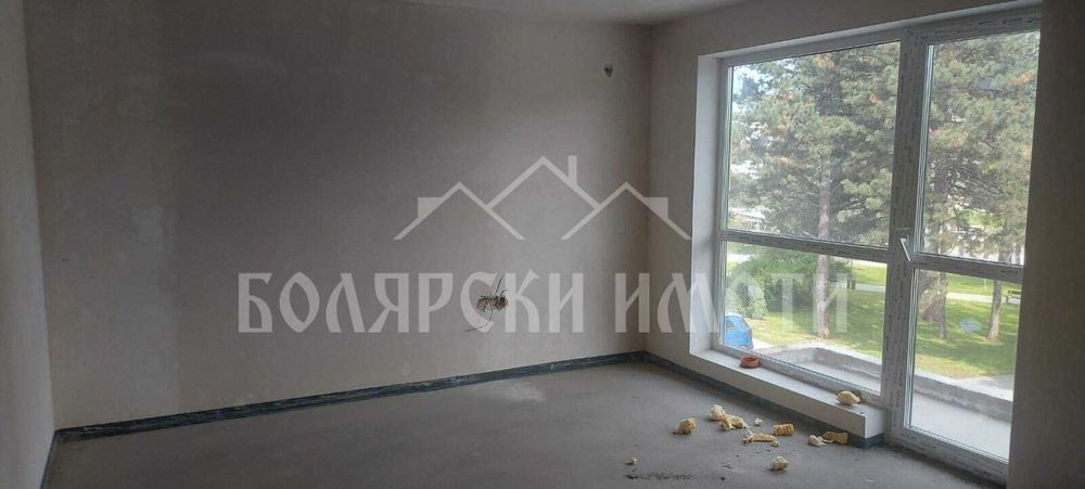 Двустаен апартамент до Практикер