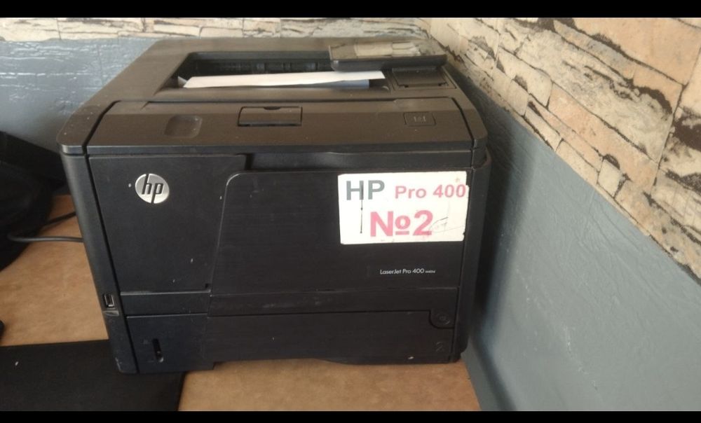 Принтир чёрно - белый работает от компьютера и телефона