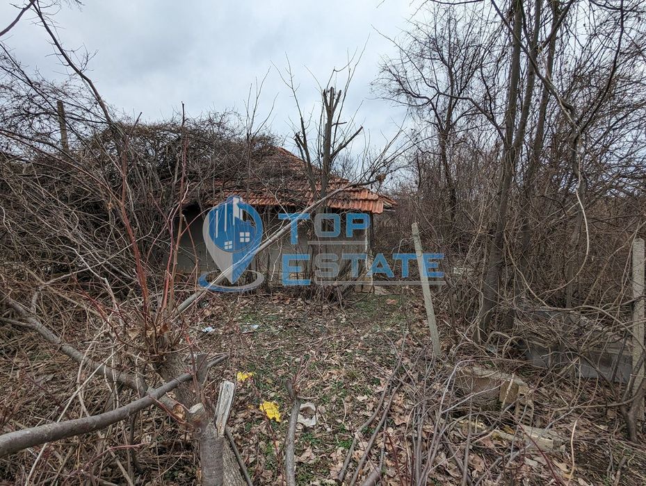 Парцел със стара къща в село Орловец