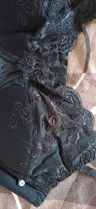 Сутиен FINESE 80D с Бродирана Дантела и Свалящи Презрамки в черно!