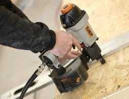 Aparat pneumatic TJEP ZE-65 pentru bătut cuie in rola pe plastic