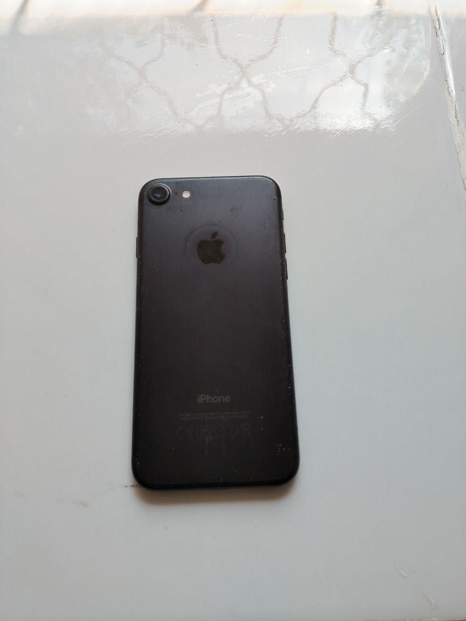 Продам IPhone 7.