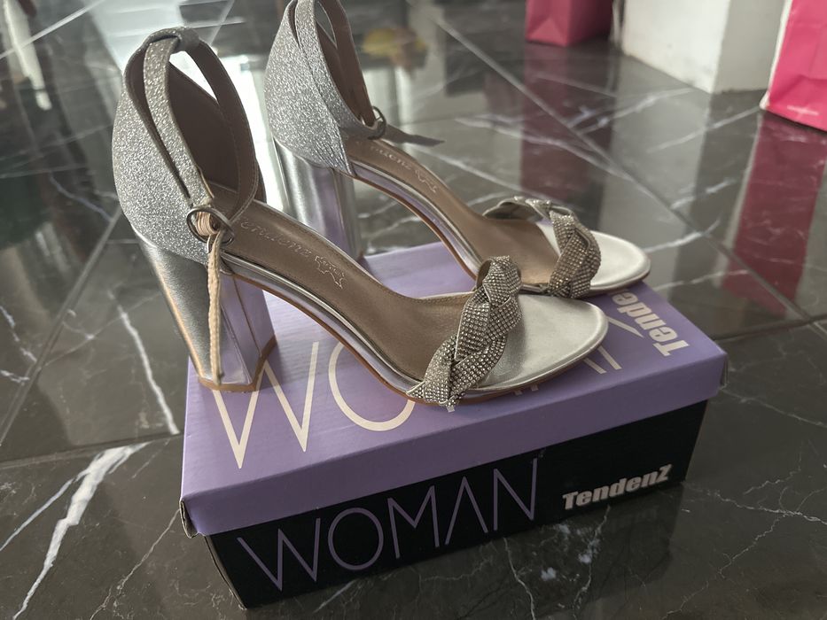 Дамска официални сандали в нежно сребристо