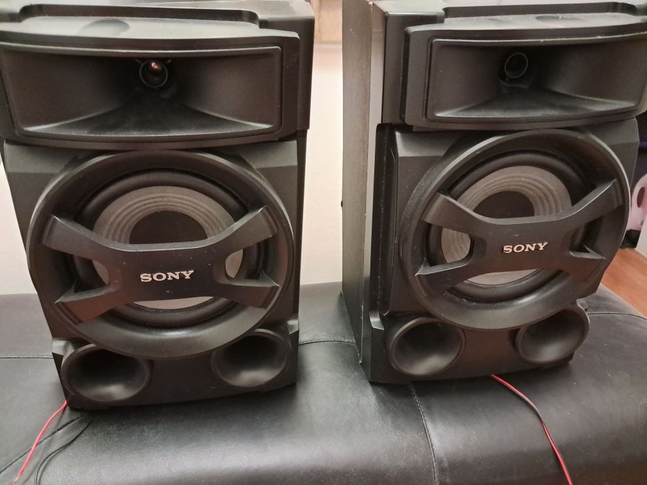 Boxe Sony și altă pereche de boxe fără nume