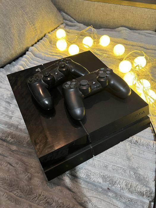 Playstation 4 с двумя джойстиками