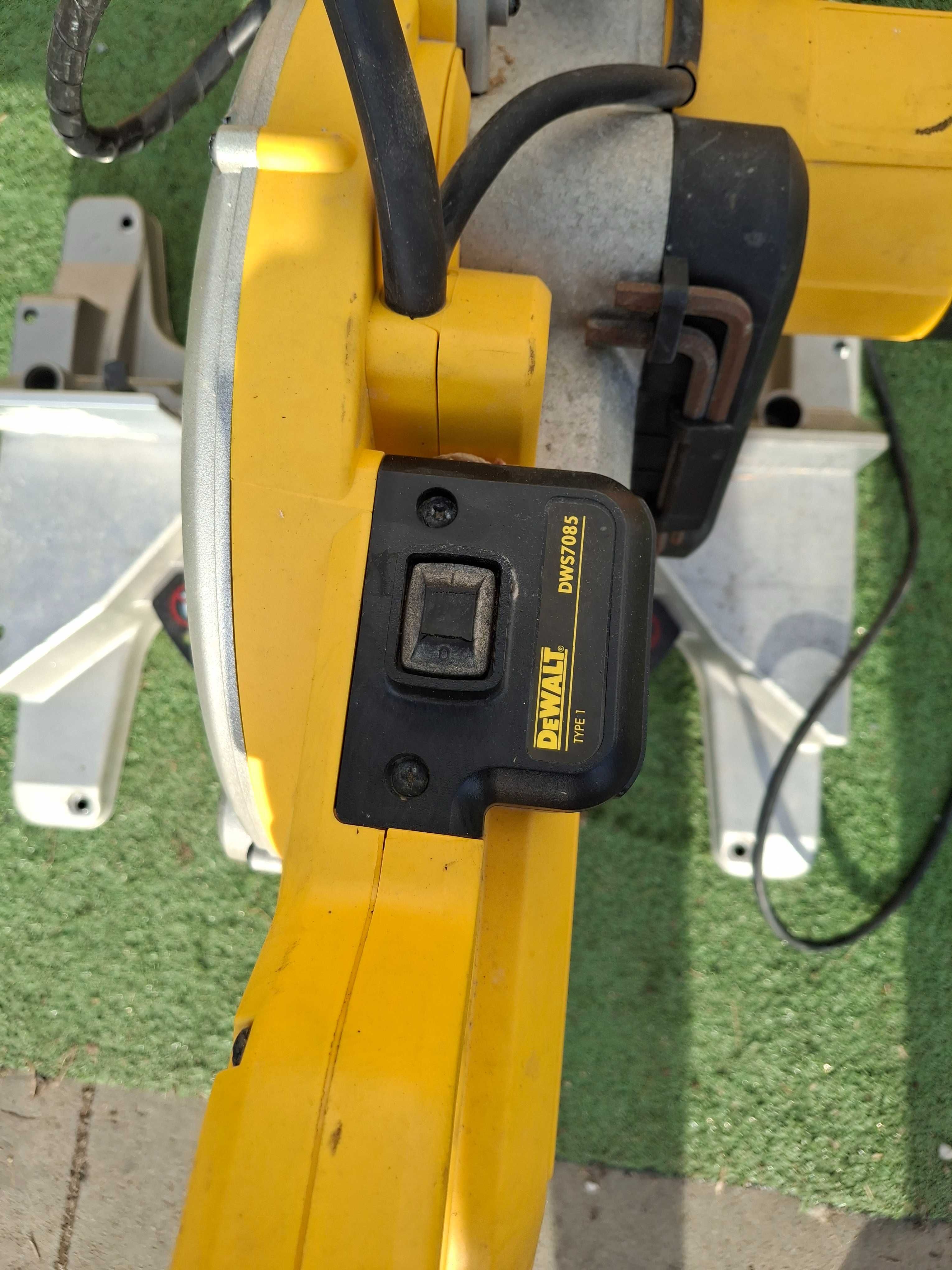 Стационарен циркуляр Dewalt dws778