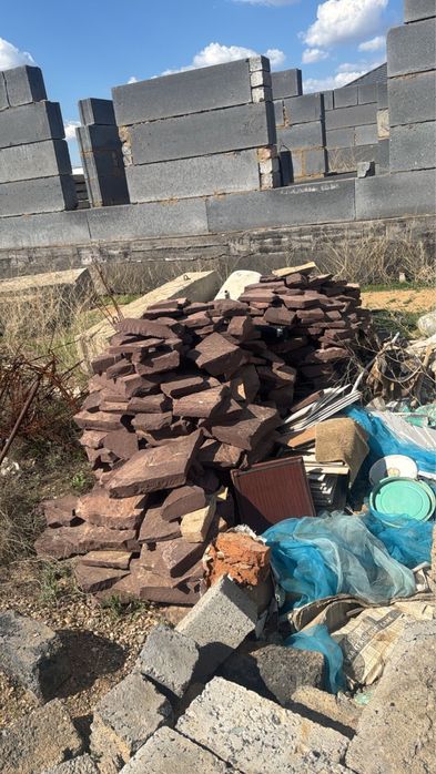 Продам красный камень