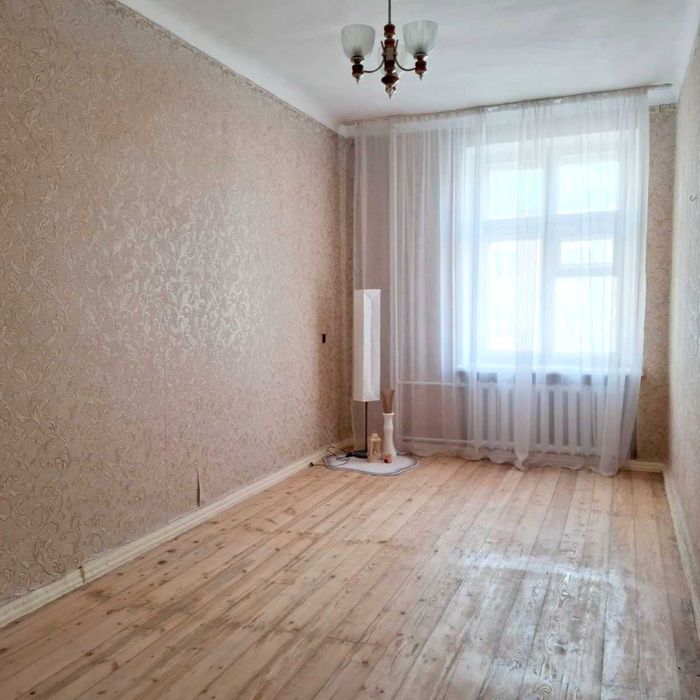 В продаже 3-комнатная квартира.
