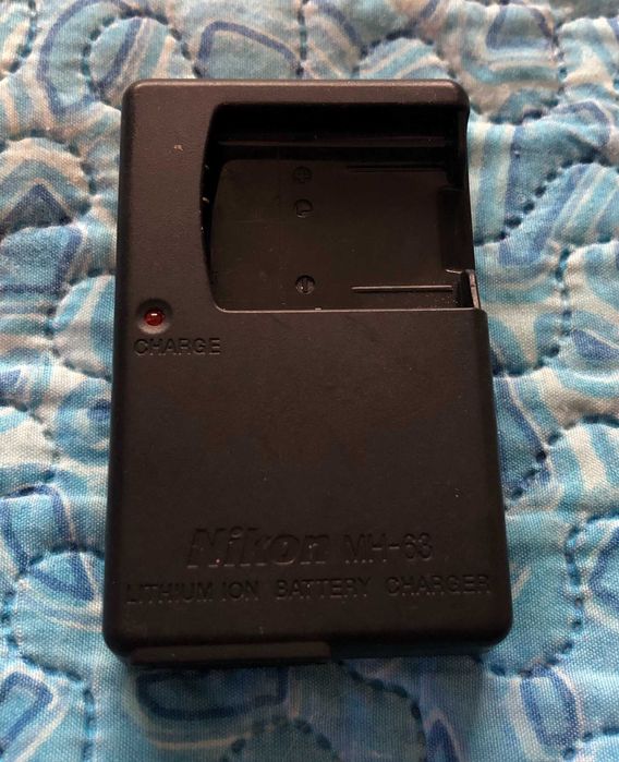 Incarcator Nikon acumulatori Li-Ion tip EN-EL10. Nikon MH-63 - camera