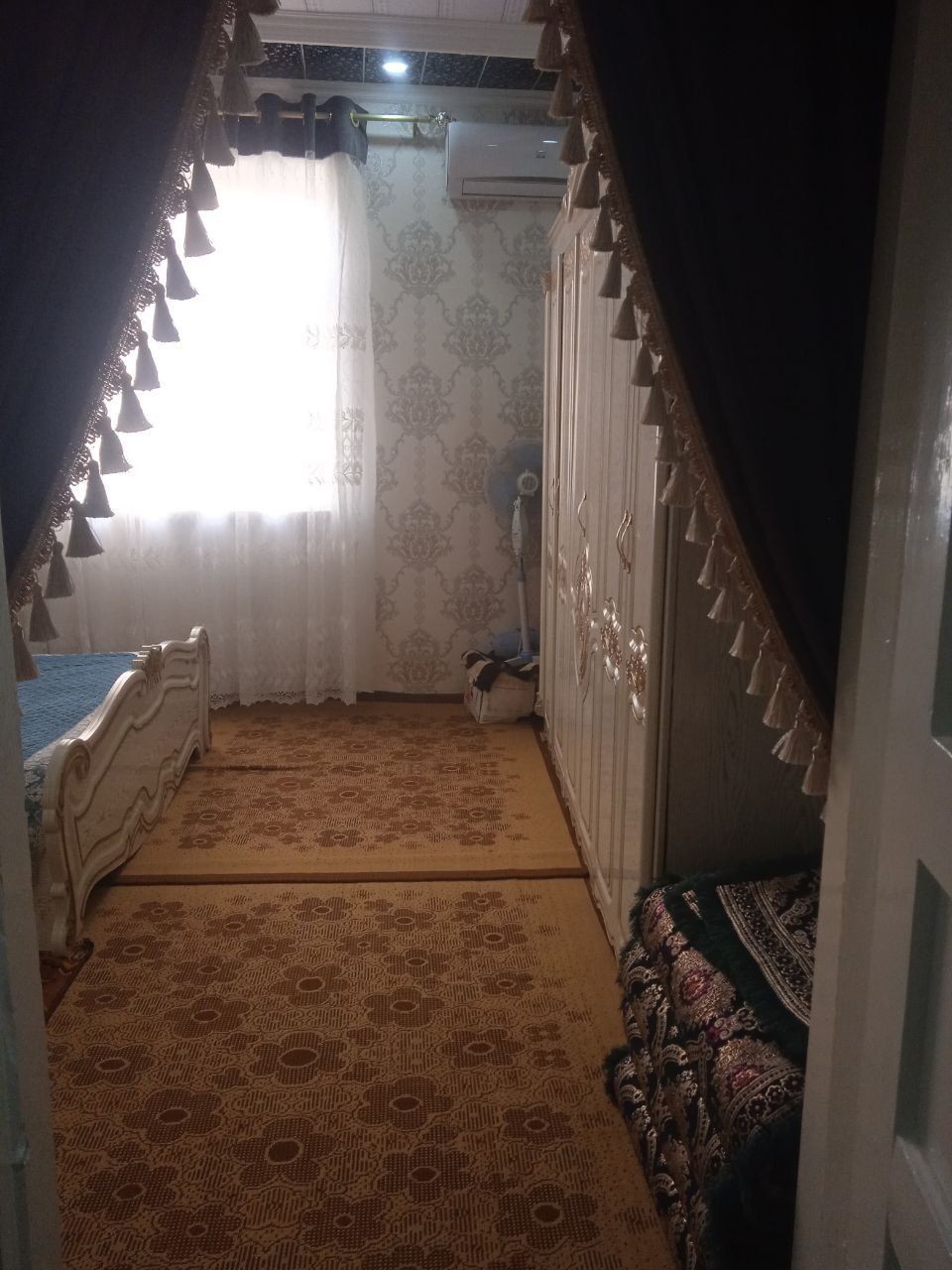 Уй сотилади Шахар центиридан.