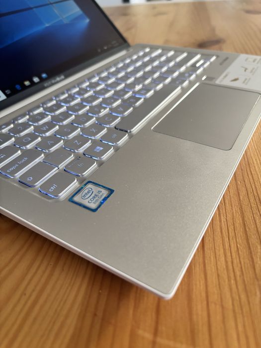 Asus Vivobook 13”.Ultraportabil,geanta noua,procesor i5,taste luminate