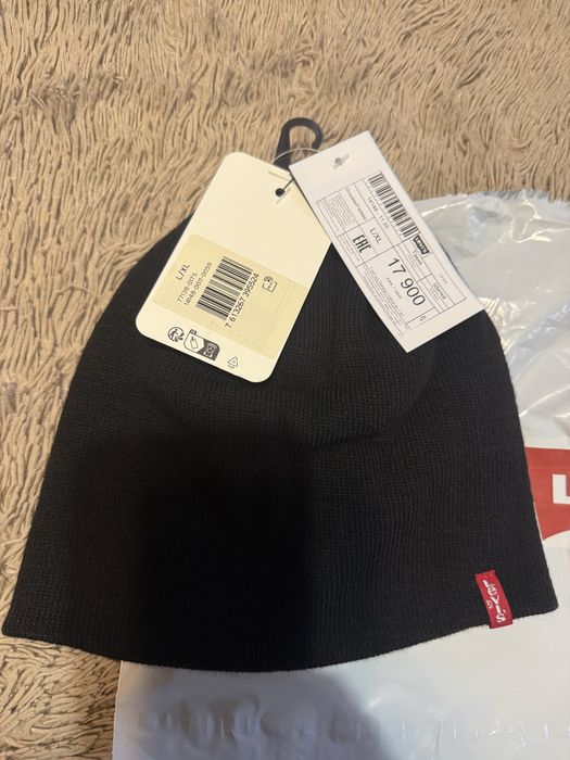 Шапка Levi’s.