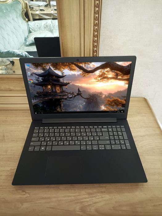 Ноутбук Lenovo. Windows 10, батарейка держит.